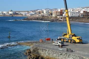 Una grúa de 80 metros trabaja en la reparación del Neptuno en Melenara/TA.